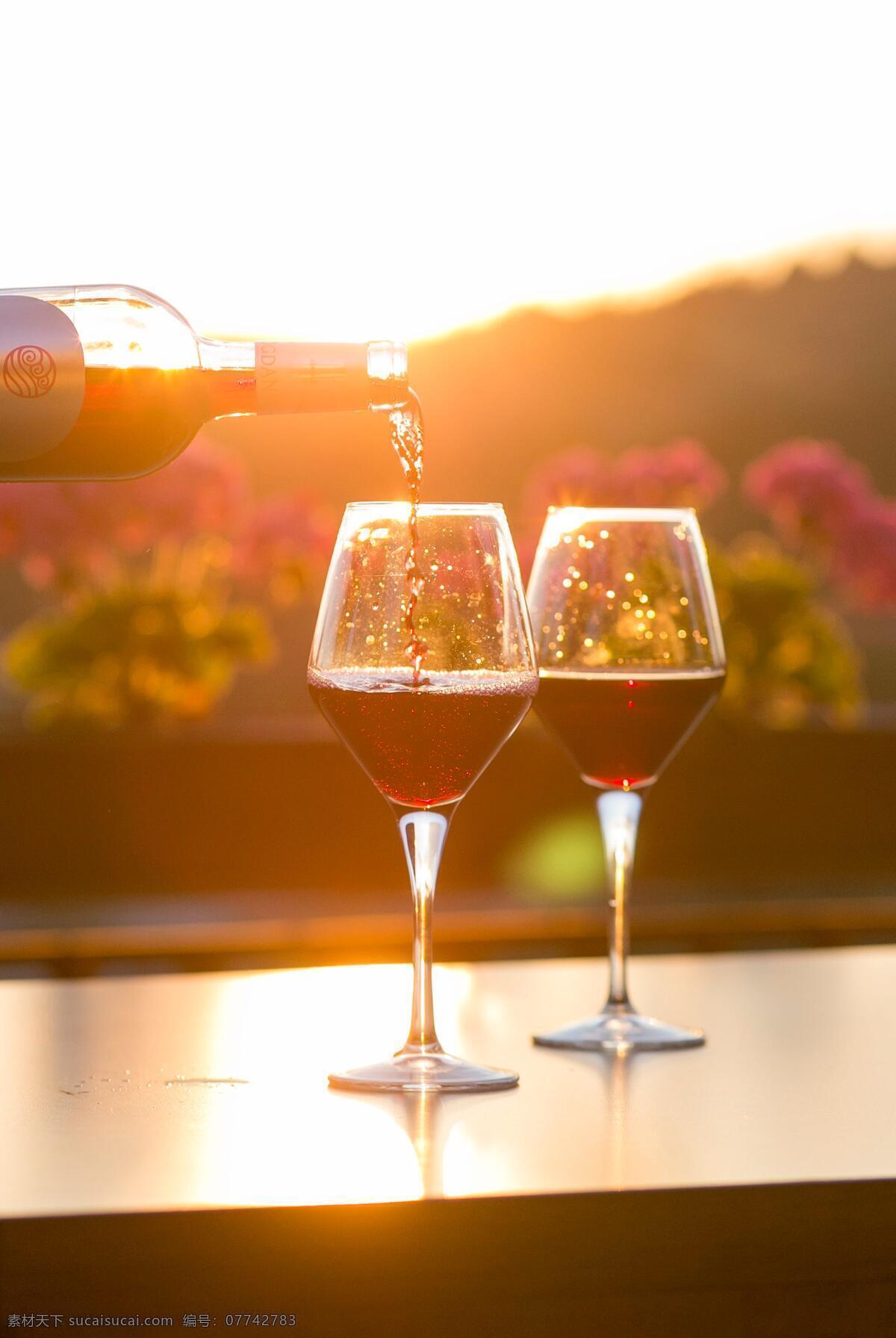 红酒 倒酒 葡萄酒 干红葡萄酒 高脚杯 阳光 花园 生活百科 生活素材