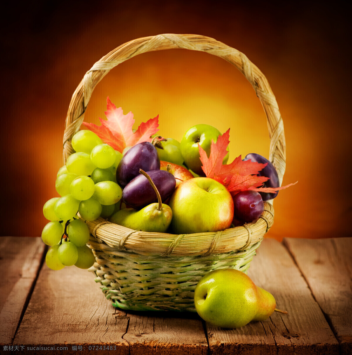 一篮水果 葡萄 梨子 苹果 芒果 枫叶 树叶 水果 新鲜水果 生物世界