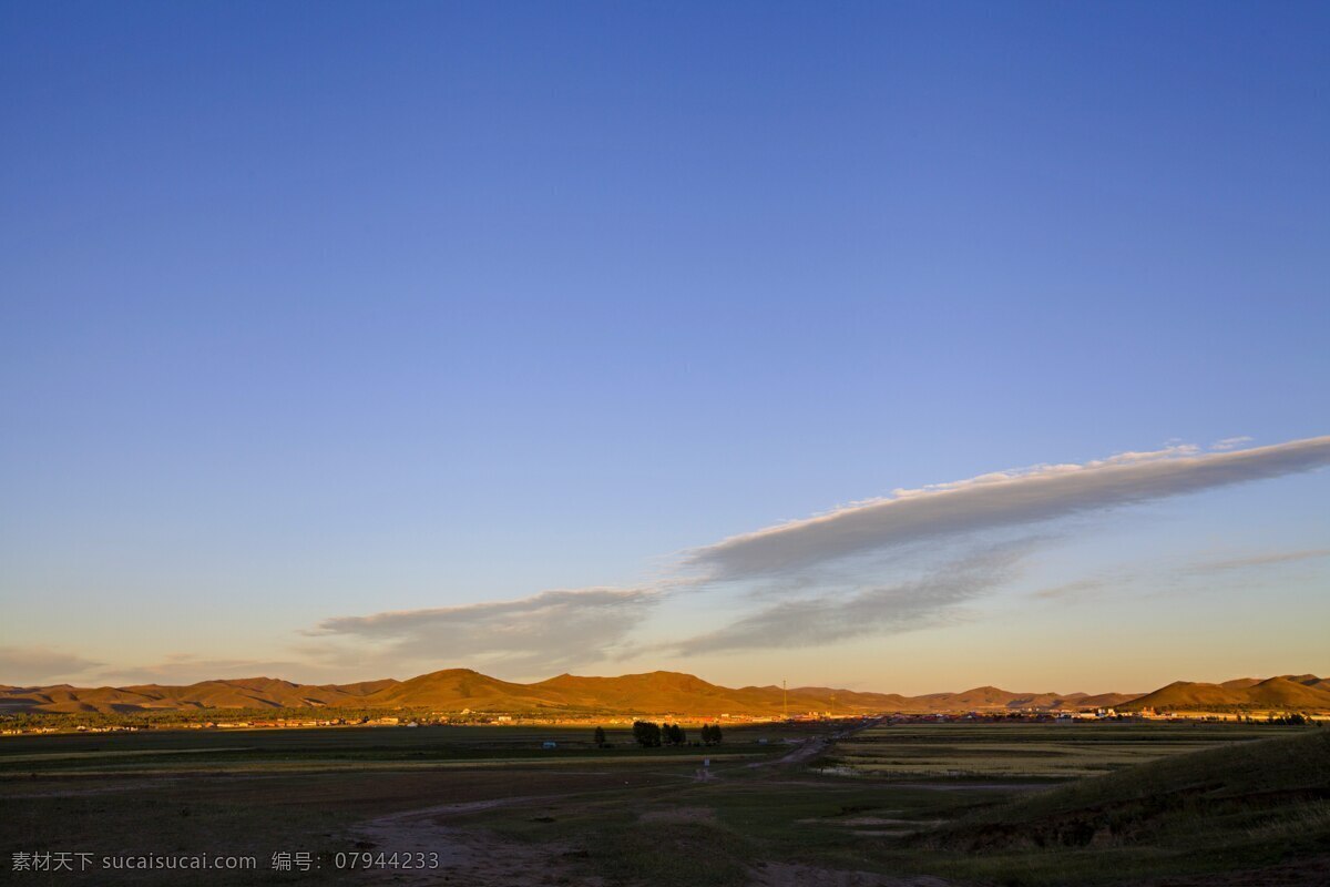 避暑 草地 草原 度假 国内旅游 蓝天 旅游 旅游摄影 坝上草原 夕阳 大草地 马场 坝上高原 内蒙古草原 草滩 psd源文件