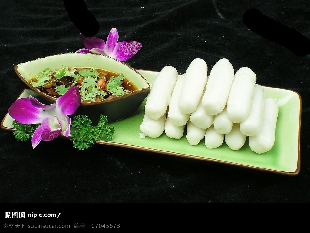河口小卷粉 中华美食 美味 熟菜 鲜花 装饰 盘子 餐饮美食 传统美食 摄影图库
