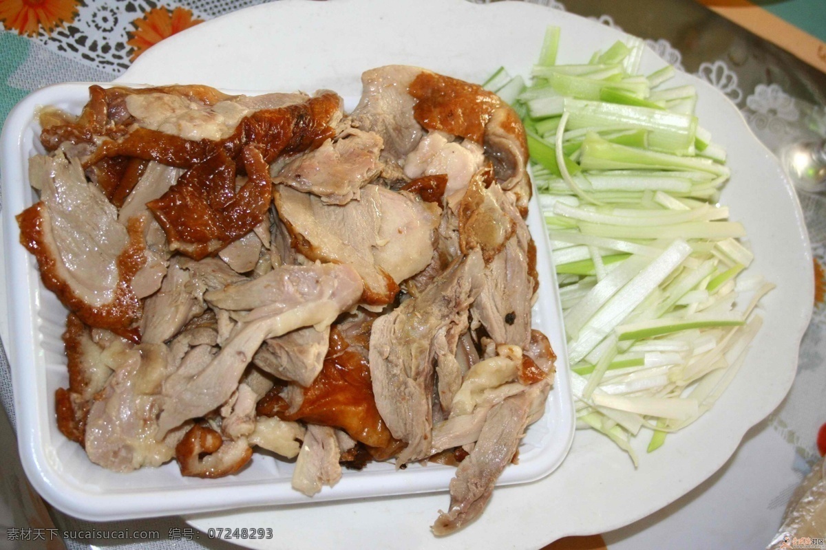 京葱 烤鸭肉 熟烤鸭肉 切薄片状 京葱丝 蘸酱料 烤鸭新吃法 老菜新做 创新菜 大众新菜谱 美食天下 传统美食 餐饮美食