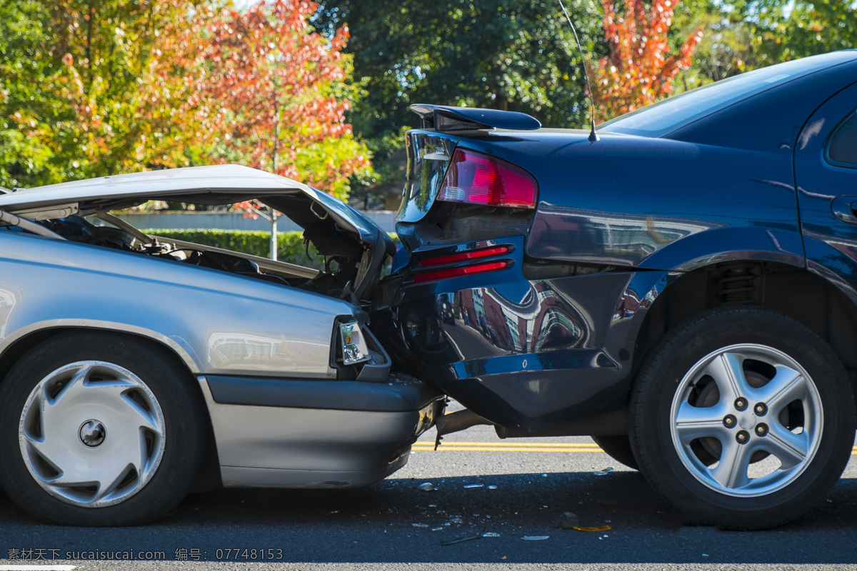 撞 一起 轿车 车祸现场 交通工具 交通事故 损毁的轿车 其他类别 生活百科