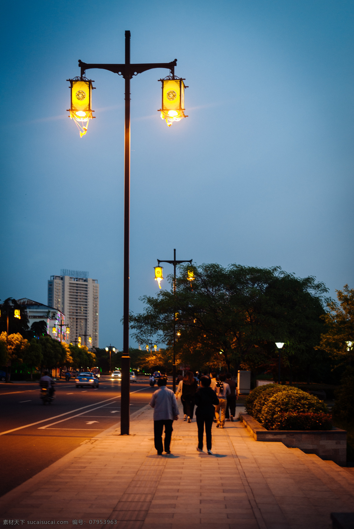 路灯下的人们 路灯 街道 行人 夏日 傍晚 旅游摄影 人文景观