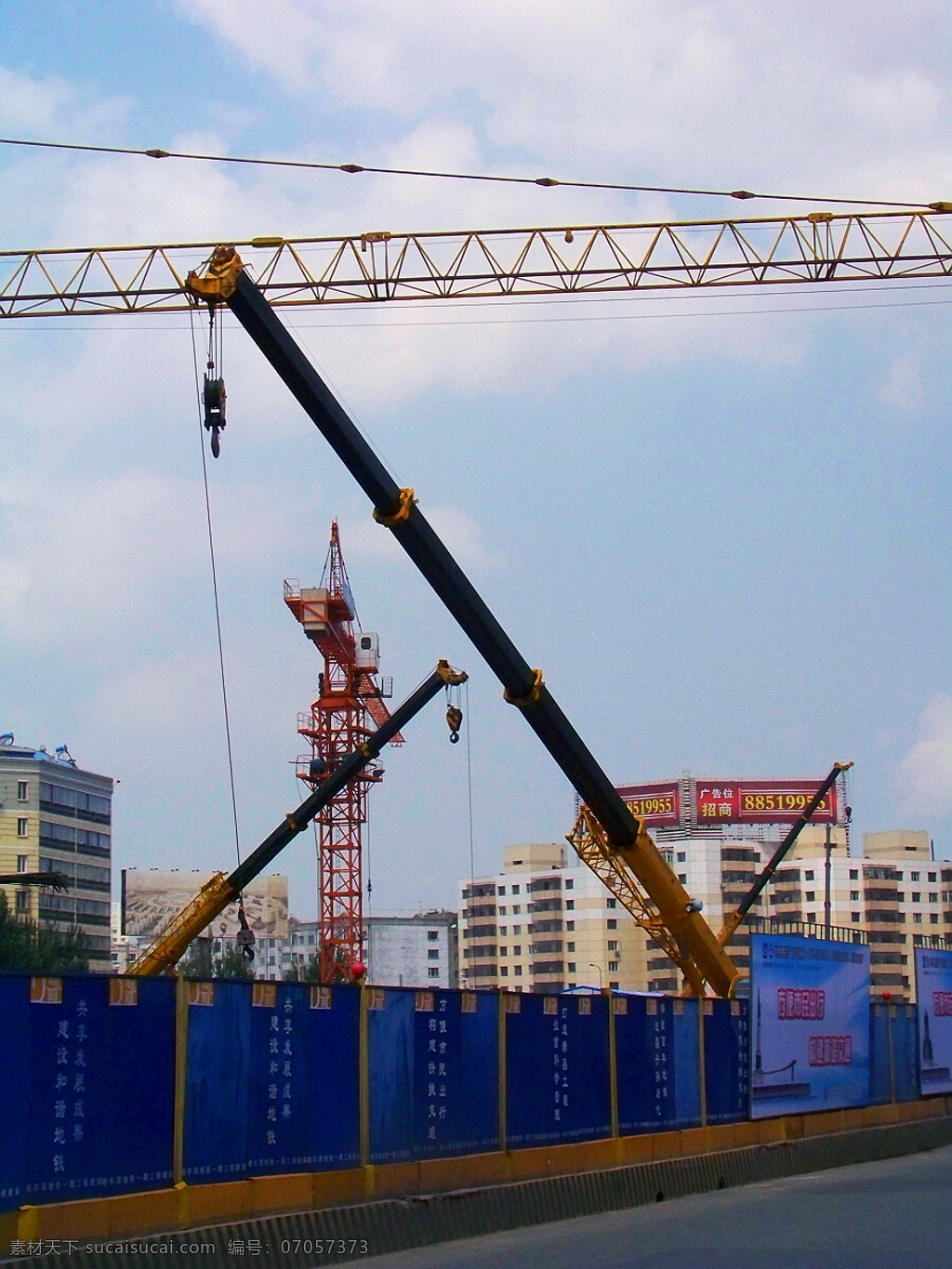 吊车 城市 房子 工地 建设 建筑 蓝天白云 马路 临时围墙 农业生产 现代科技 矢量图 日常生活