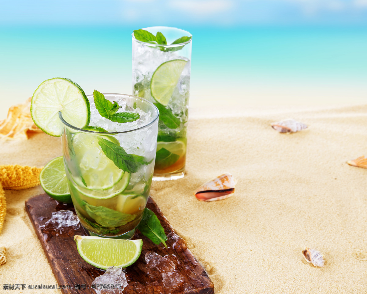 海边 沙滩 上 冰 爽 柠檬水 水杯 冰块 冰水 果汁 柠檬 薄荷 夏季饮料 清凉夏天 酒类图片 餐饮美食