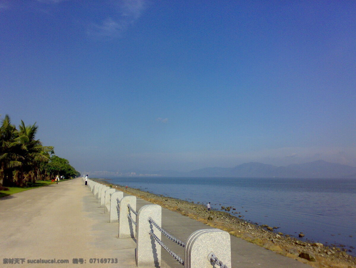 倒影 风景 高楼 共享 共享图片 海边 海水 护栏 蓝天白云 绿草 深圳 深圳红树林 红树林 远景 远处的高楼 天空 摄影图片 远处的山 桥 石头 大人小孩 很多人 远处的人 散步
