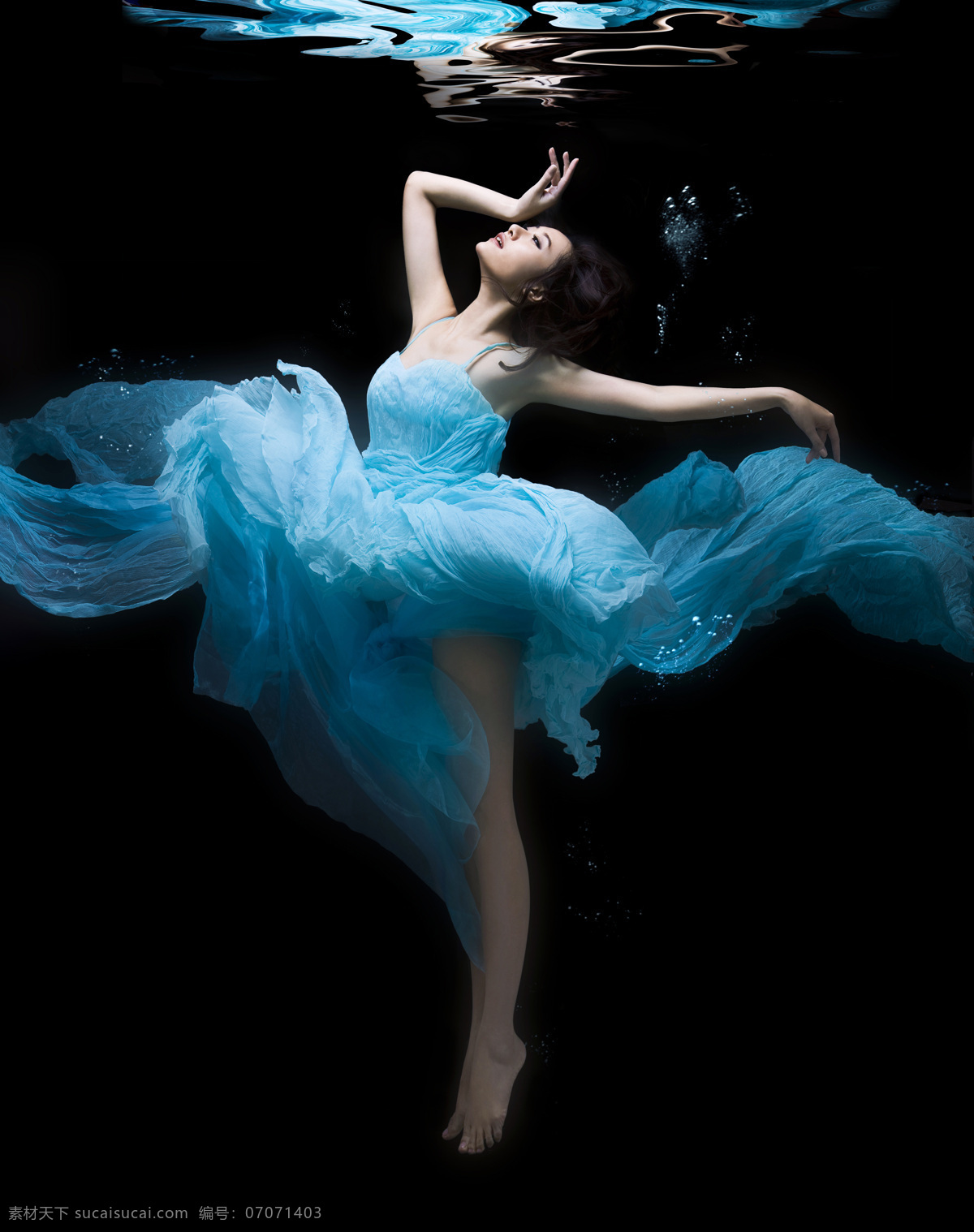 水中的女人 美女 跳舞 水里 蓝色 长裙 唯美 人物图库 女性女人