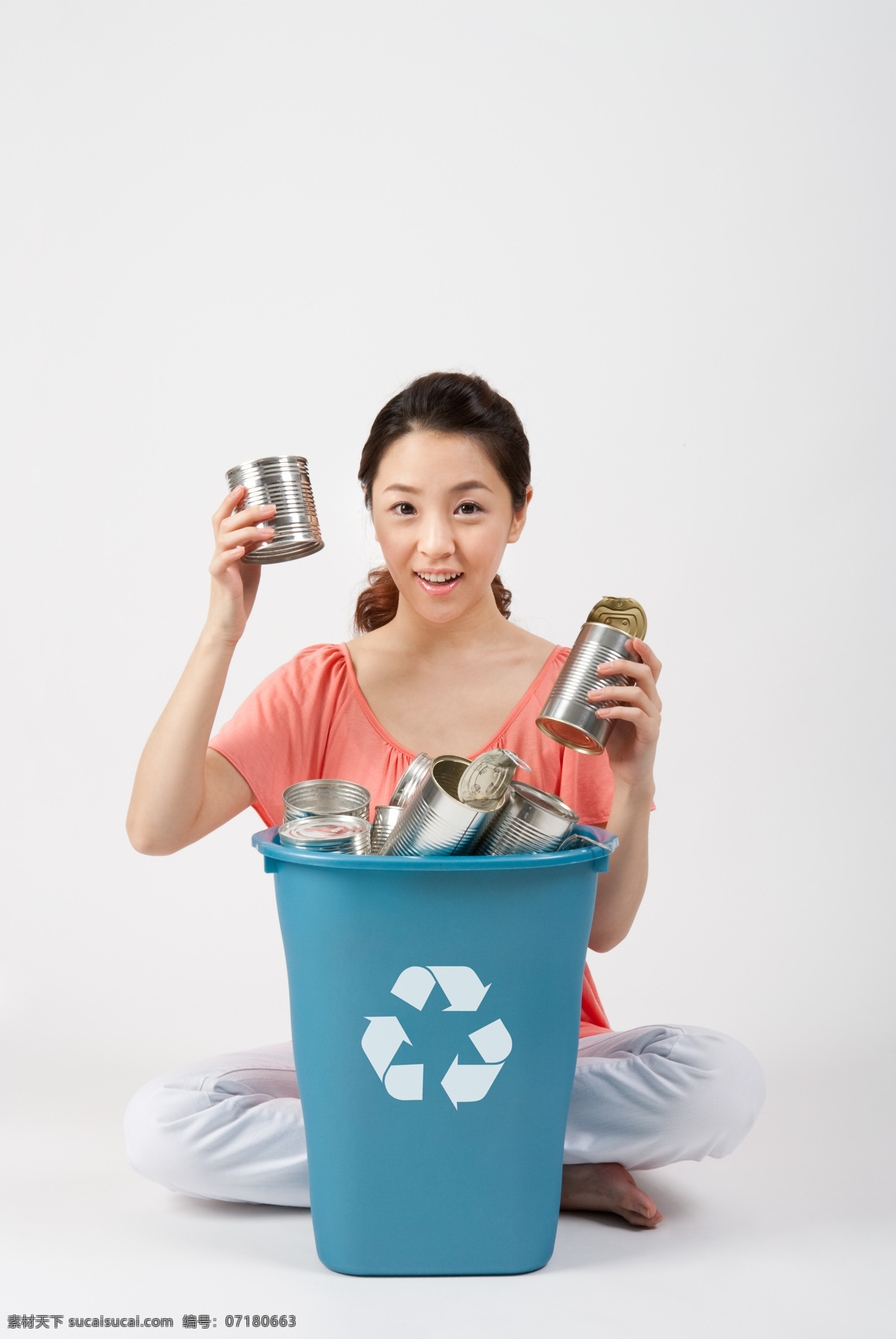 回收 垃圾 志愿者 美女图片 环保 环境保护 保护地球 绿色环保 美女 微笑 垃圾桶 环保标志 罐子 循环标 环保宣传 创意 抽象 特写 高清图片 人物图片
