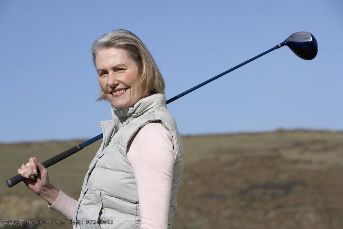 高尔夫 女人 设计素材 高清jpg 意气风发 老人 打高尔夫 运动的老人 身体健康 硬朗 户外 阳光下 老太太 老人图片 人物图片