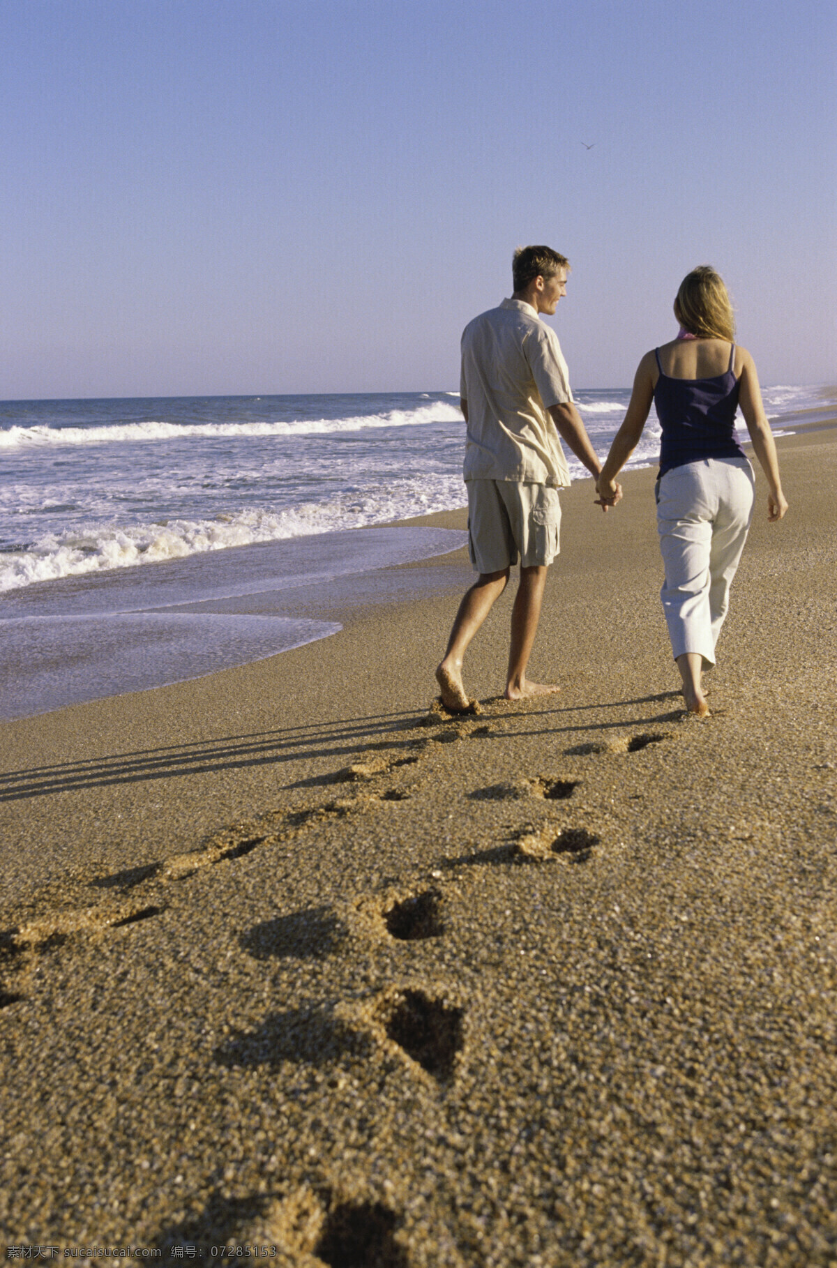 海边 散步 情侣 海边人物 沙滩 海滩 外国男性 男人 女性 女人 外国夫妻 夫妇 恩爱 恋人 脚印 生活人物 人物图片
