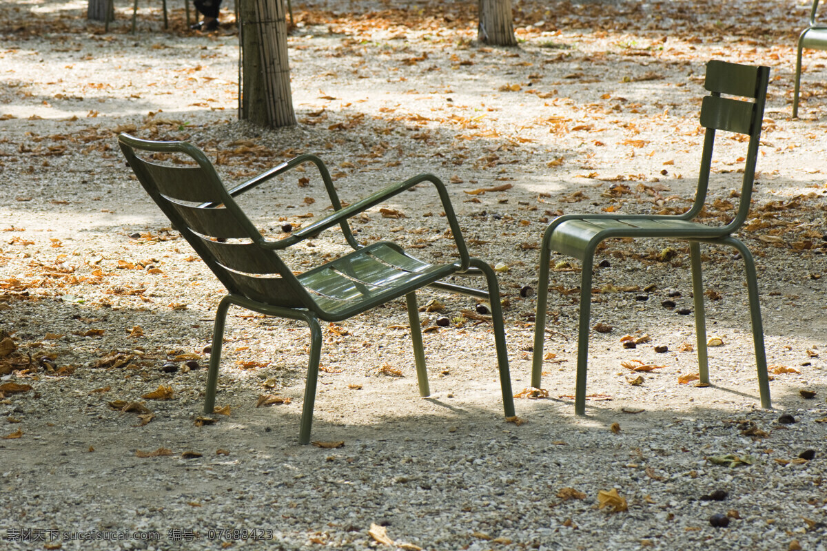 高清椅子摄影 椅子 椅子摄影 树叶 枯叶 公园 秋季 秋天 花草树木 生物世界 黑色