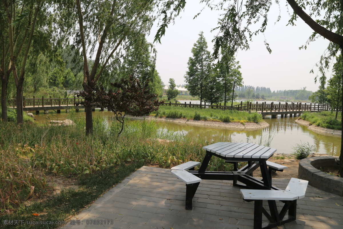 湖水 栈道 云杉树 休闲 休闲桌椅 公园座椅 园林景观 绿化景观 湖泊 植物 花草树木 倒影 湖泊溪水 建筑园林 园林建筑
