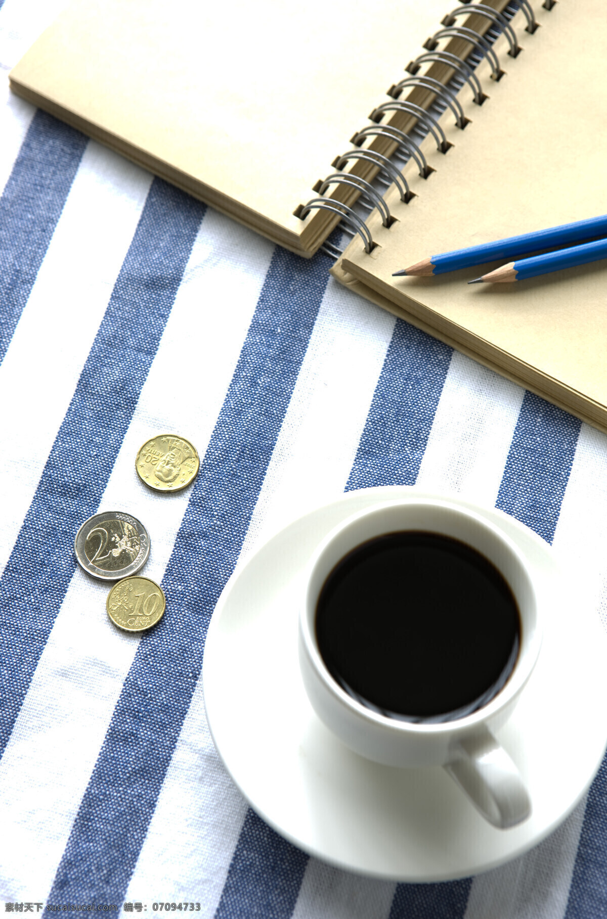 一杯 咖啡 记事本 咖啡杯 黑咖啡 笔记本 硬币 铅笔 条纹桌布 休闲 品味生活 高清图片 咖啡图片 餐饮美食