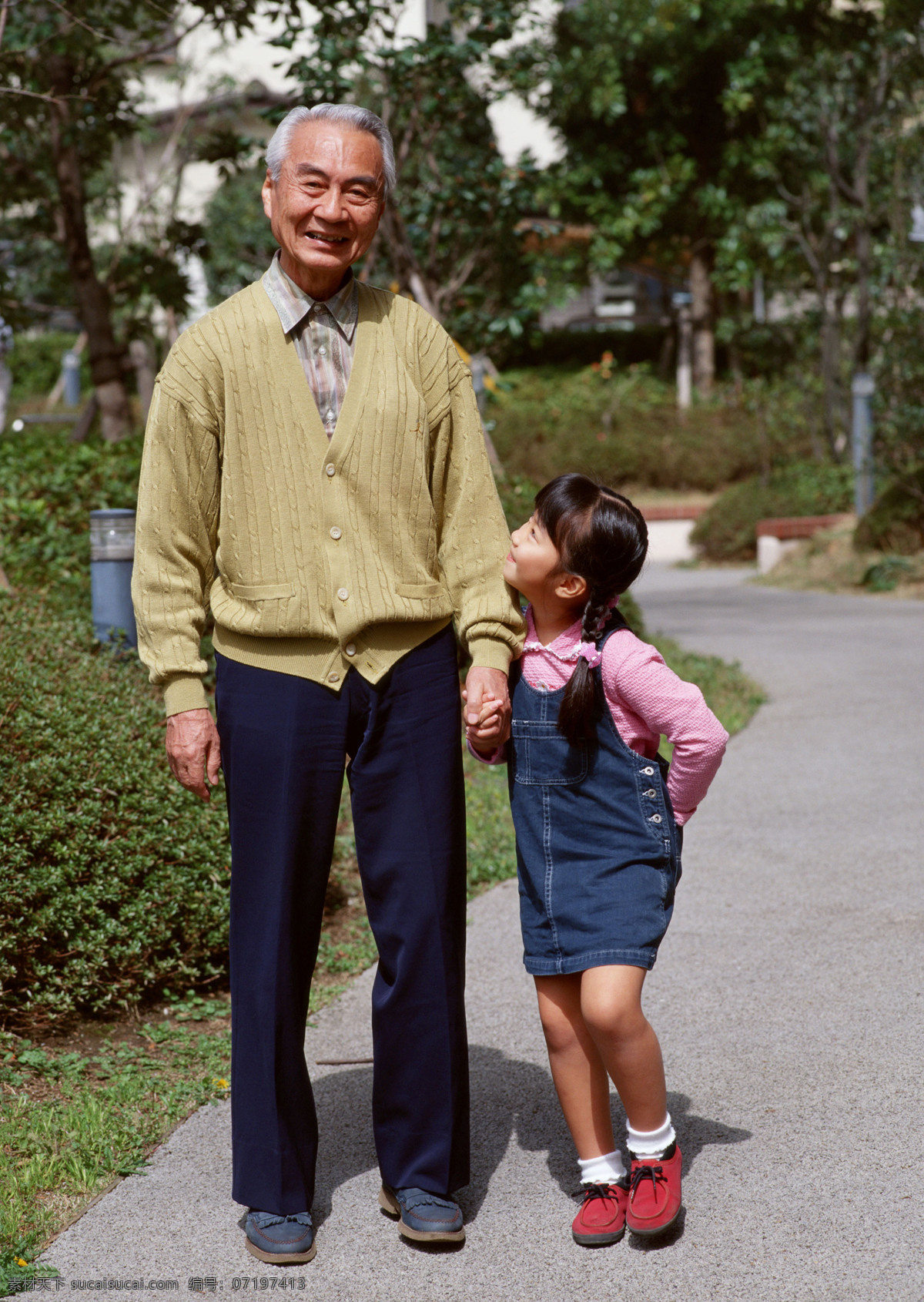 老人与女孩 老人 小孩 老头 小姑娘 散步 公园 爷孙 日常生活 人物图库