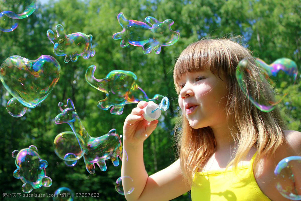 吹 泡泡 小女孩 吹泡泡的女孩 泡沫 小女生 可爱女孩 外国儿童 陆地动物 生物世界 黑色