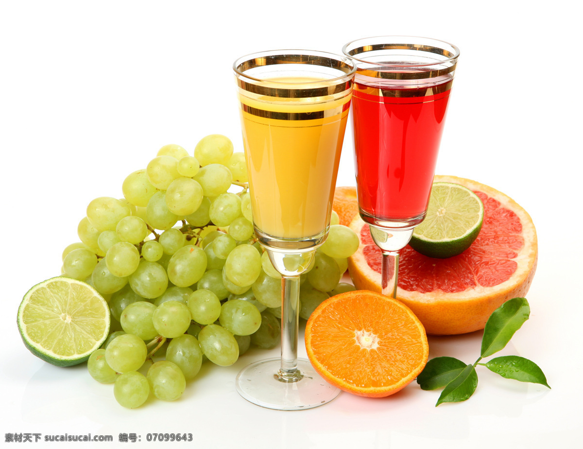 新鲜 水果 果汁 新鲜水果 葡萄 橙子 柚子 玻璃杯 高角杯 绿叶 切开水果 水果图片 餐饮美食