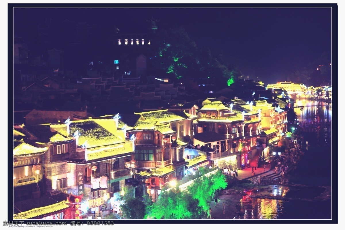 夜晚 古镇 灯笼 古建筑 古楼 建筑摄影 建筑园林 金色 流水 绿树 夜晚的古镇 夜景 霓虹灯 家居装饰素材 灯饰素材