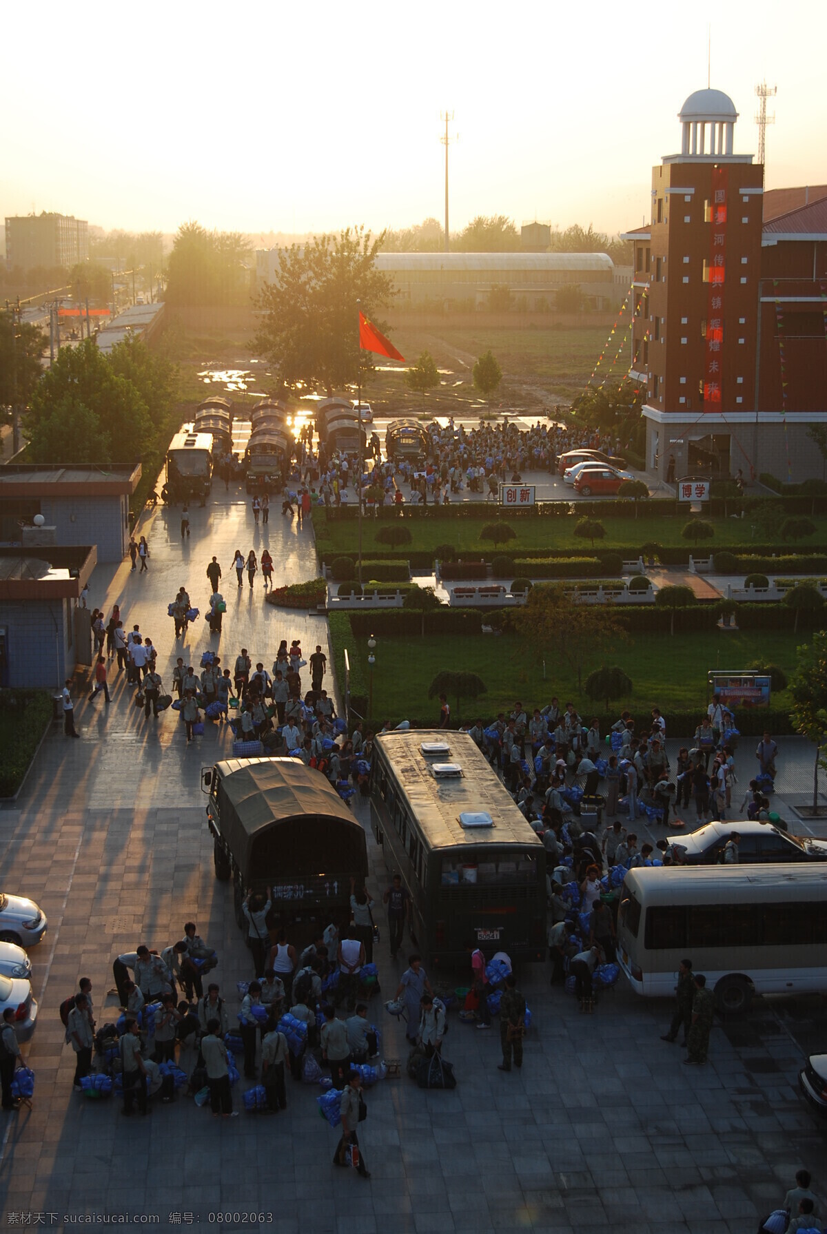 部队 队伍 军训 人物摄影 人物图库 午后 夕阳 我们 我们的队伍 夕阳下 校园 红旗下 学校 放学 青年人 展板 部队党建展板
