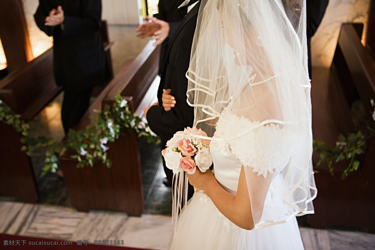 穿着 白色 婚纱 手 花朵 幸福 微笑 新娘 俯视图 典礼 婚礼 浪漫 洁白 礼服 人物 高清摄影 人物图库 高清图片 情侣图片 人物图片