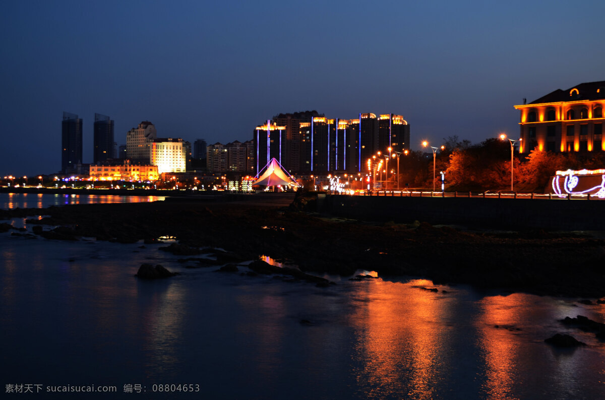 城市夜景 大海 国内旅游 路灯 旅游摄影 霓虹灯 水中倒影 城市 夜景 海岸高楼 海滨马路 遮阳伞 家居装饰素材 灯饰素材