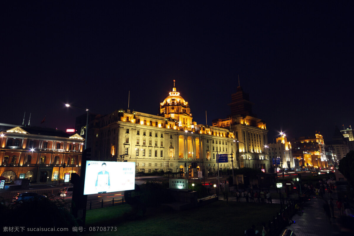 上海 外滩 夜景 夜晚 古老塔形建筑 公路 汽车 游人 灯光 霓虹灯广告牌 路标指示牌 假日旅游 国内旅游 旅游摄影