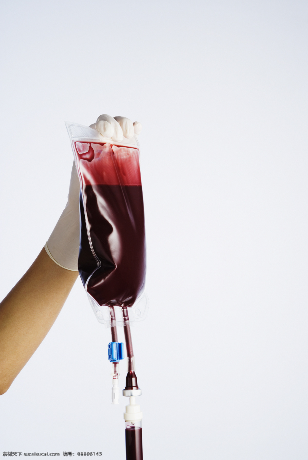 手中 提 血袋 手 提着 血液 医疗 健康 医疗护理 现代科技