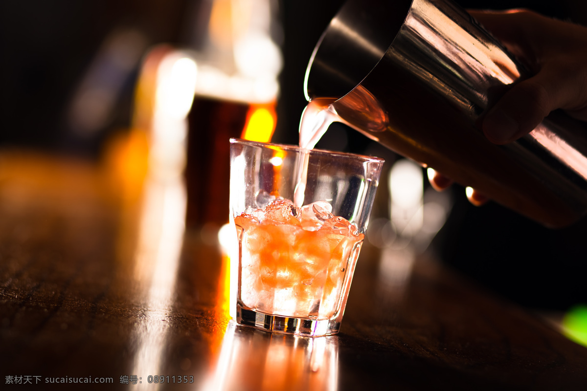 倒 洋酒 威士忌 冰块 倒酒 玻璃酒杯 玻璃杯子 酒水饮料 酒类图片 餐饮美食