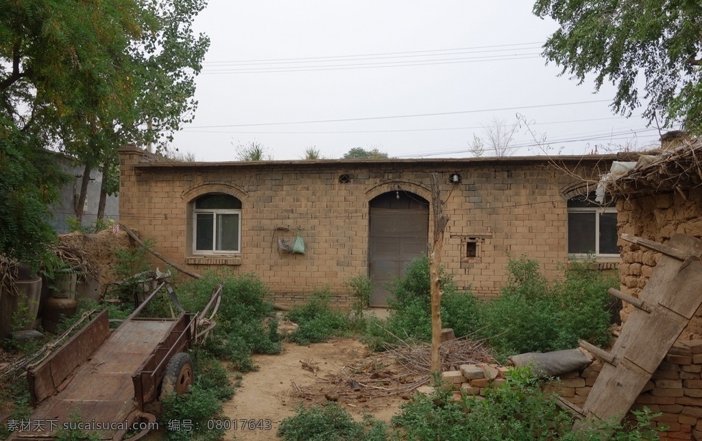 农家院 土房子 民房 地面 天空 土墙 树木 自然景观 建筑景观