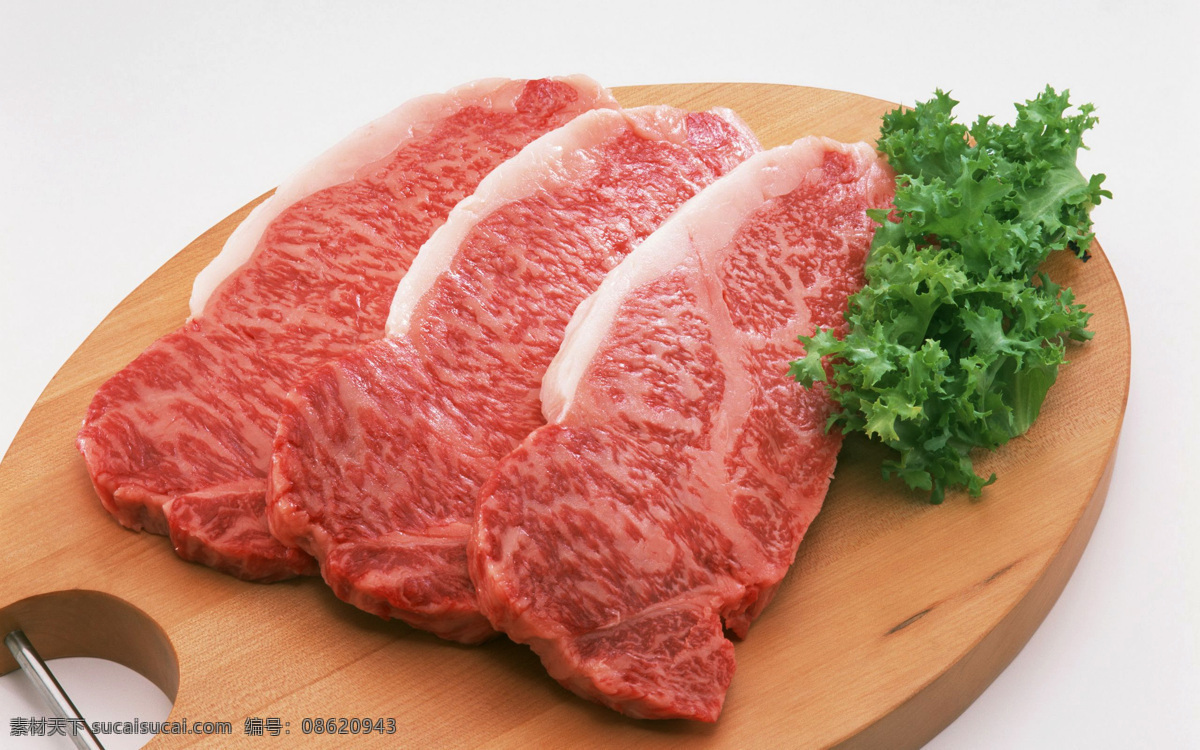 新鲜的生牛肉 新鲜 生牛肉 牛肉 蔬菜 菜板 美食图片 餐饮美食 食物原料