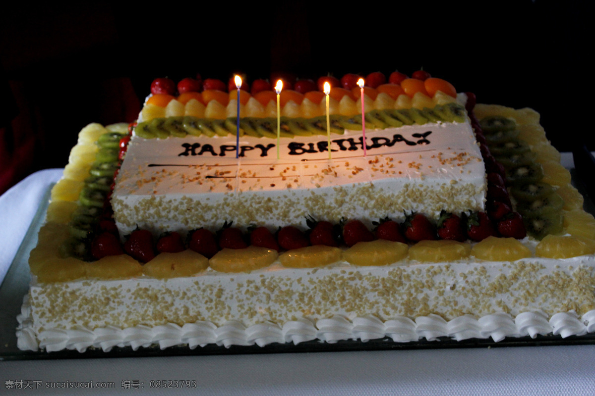 点燃 生日 蜡烛 蛋糕 大型生日蛋糕 方形蛋糕 水果蛋糕 生日会 西餐美食 餐饮美食