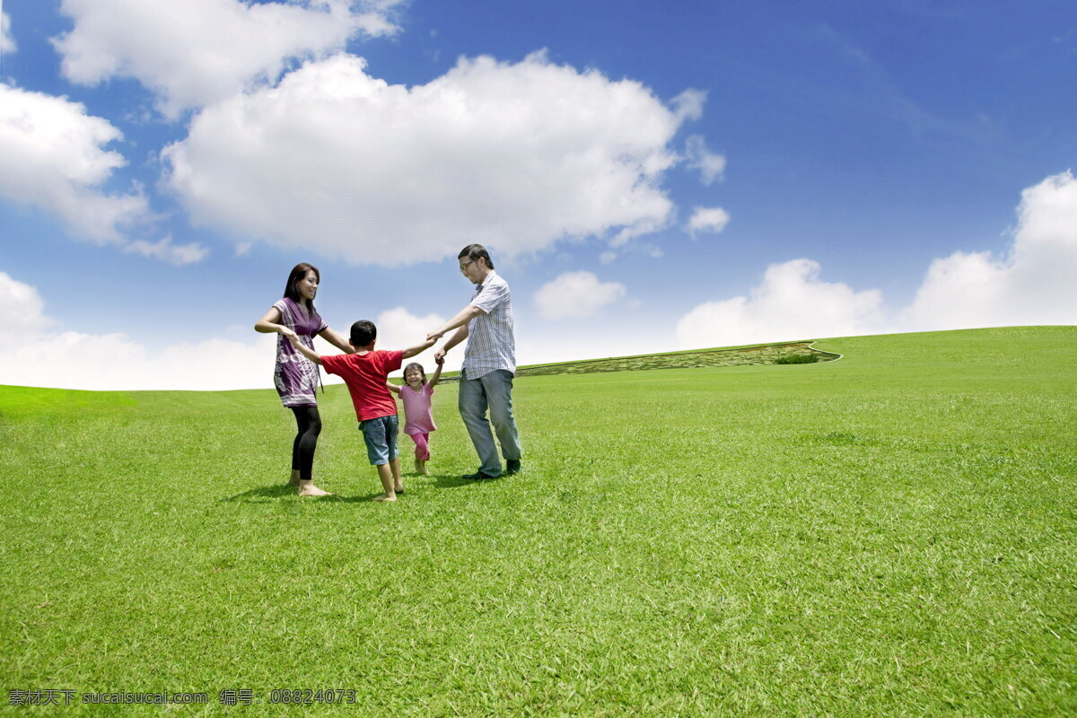 草地 上 做 游戏 一家人 蓝天 白云 做游戏 家庭 亚洲家庭 人物图片 生活人物