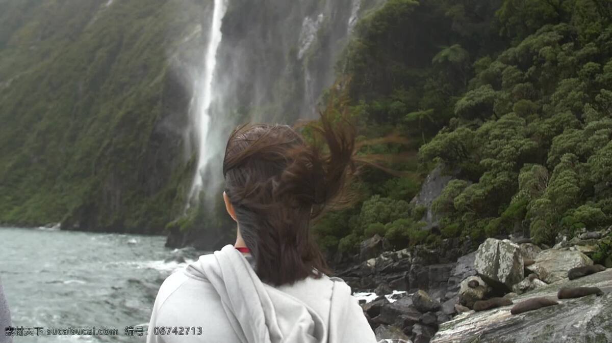 女士看瀑布 景观 自然 人 瀑布 丛林 森林 公园 雨林 热带的 水 河 流动 荒野 在户外 栖息地 女孩 女人 女士 旅行者 看
