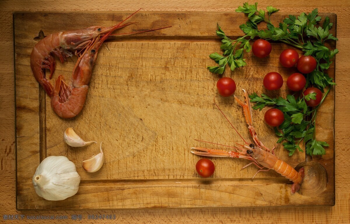 木板上的大虾 餐饮美食 食物 海鲜 大虾 西红柿 大蒜 香菜 外国美食 棕色
