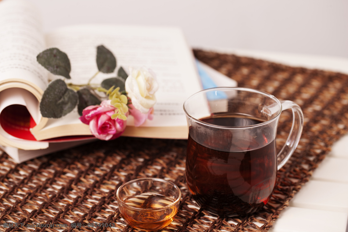杯子 茶 茶叶 场景 花 普洱 普洱茶 桌子 情景 特写 温馨 书本 杂志 文化艺术图库 文化艺术 矢量图 日常生活
