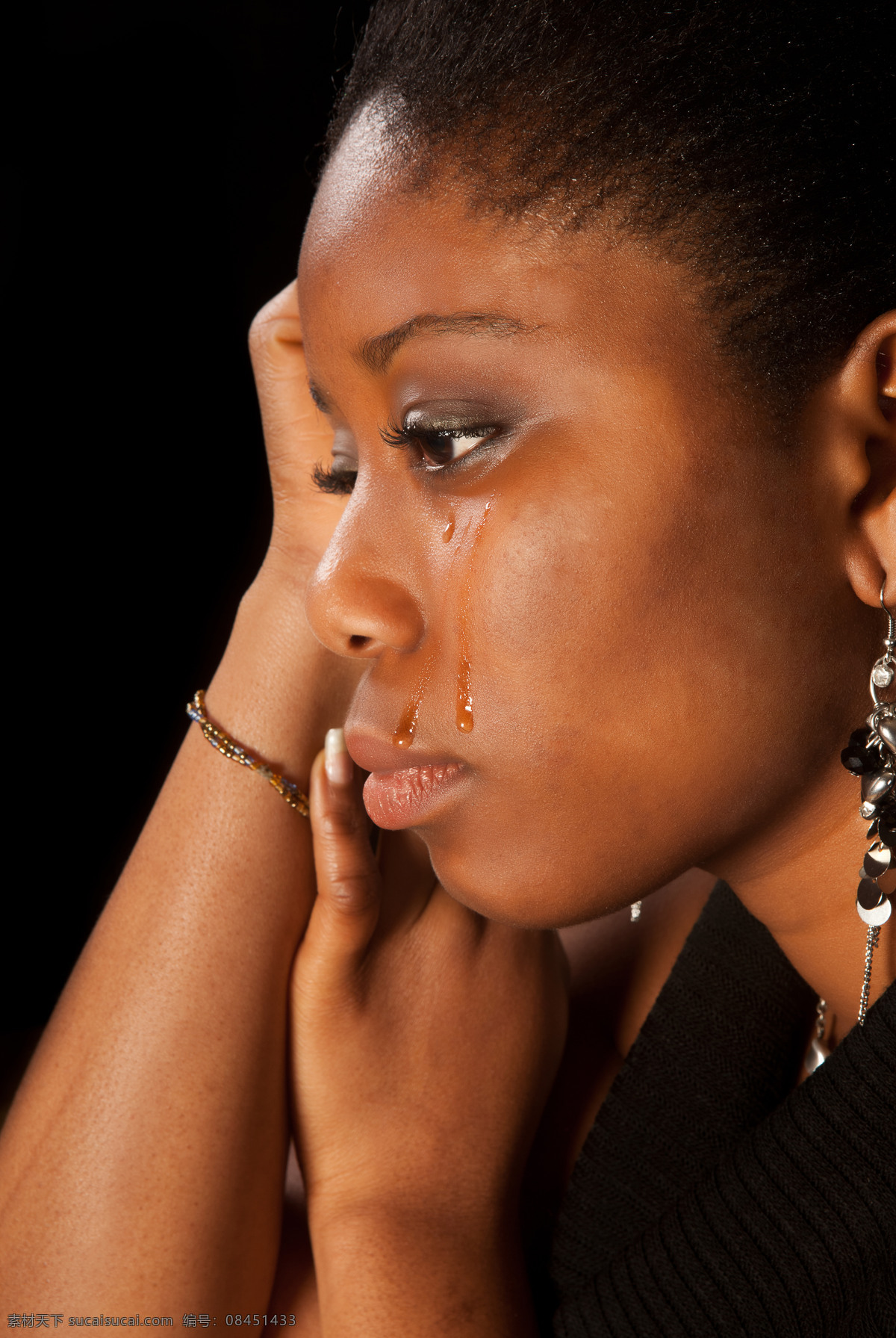 哭泣 黑人 女性 伤心的女人 哭泣的女人 流泪 流眼泪 泪流满面 外国美女 哭泣的美女 外国女性 外国女人 美女图片 人物图片
