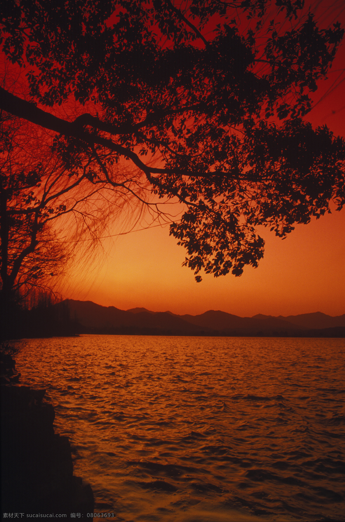 太阳 落山 后 河边 昏暗 景象 黄昏 傍晚 凄凉 阴森 波浪 清素材 高清图片 山水风景 风景图片