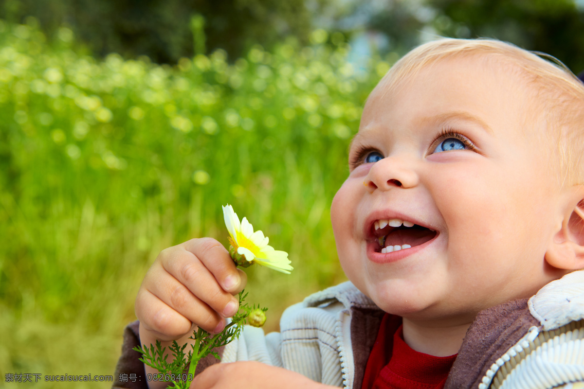 花朵 宝宝 儿童 外国儿童 微笑 金发 天真 可爱 户外 玩耍 拿着 摄影图 儿童幼儿 宝宝图片 人物图片
