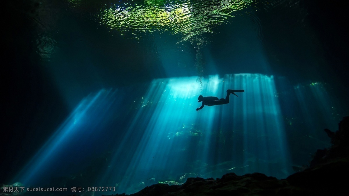 潜水员 阳光 水下 海底 湖底 自然景观 自然风光