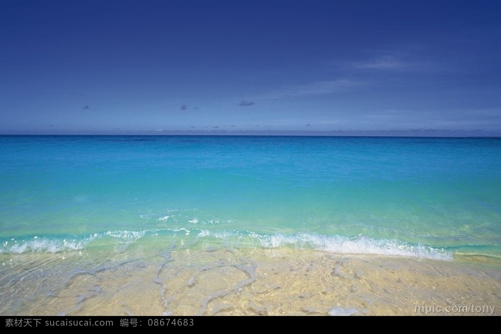 晴空 万 里下 蓝色 大海 清澈的海水 透明的海水 海浪 波浪 万里晴空 蓝色天空 蓝天 万里无云 自然景观 自然风景 海滩海浪 摄影图库