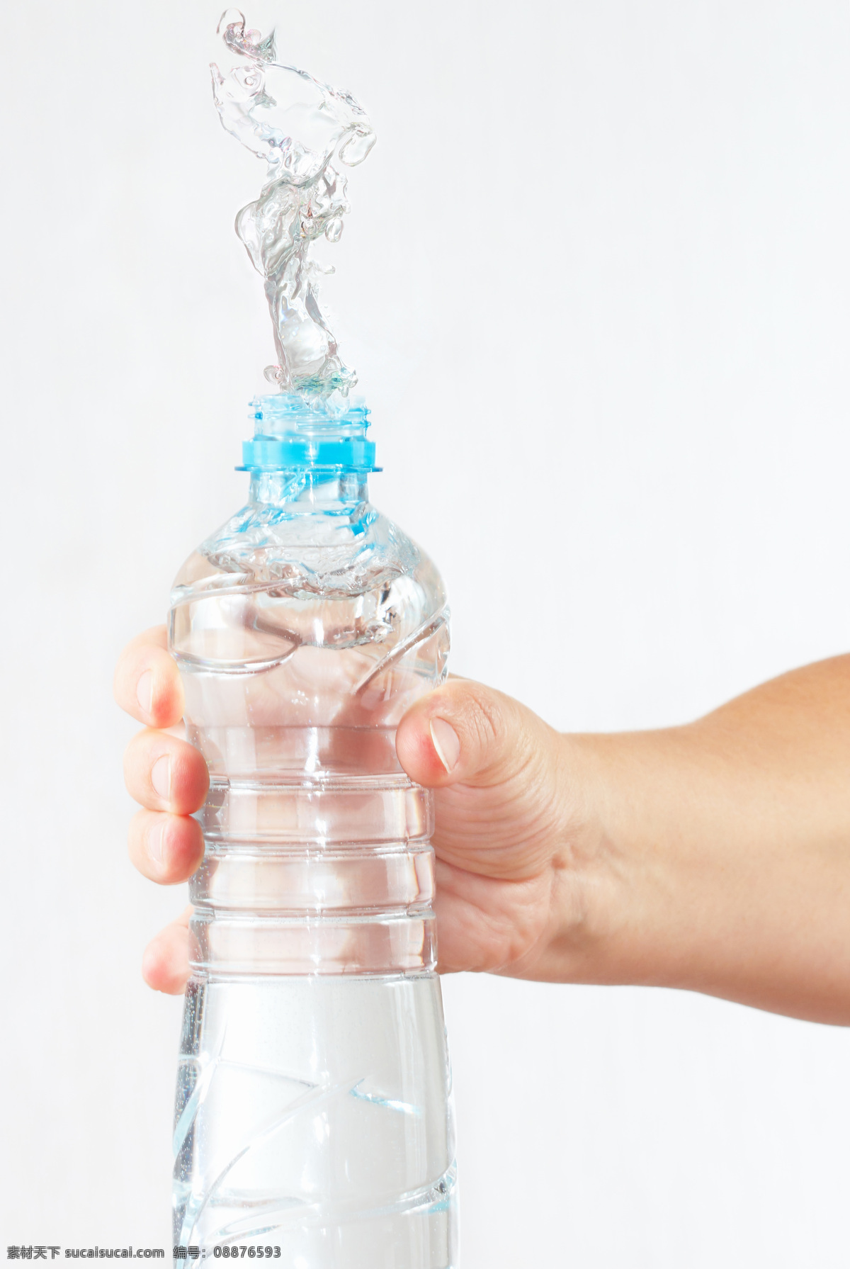 手里 矿泉水 人物 手 水珠 水花 喷溅 水图片 生活百科