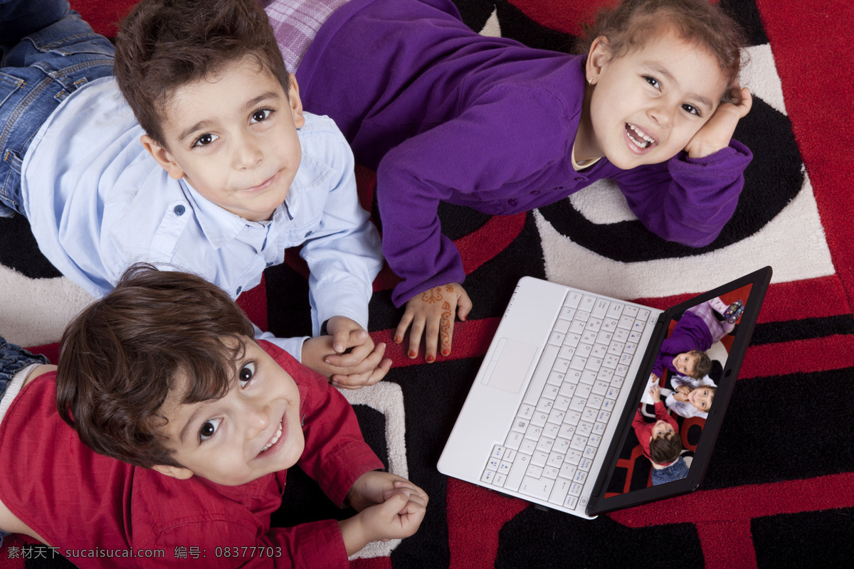 一起 看电影 孩子 儿童 笔记本电脑 趴着 电影 通讯网络 现代科技