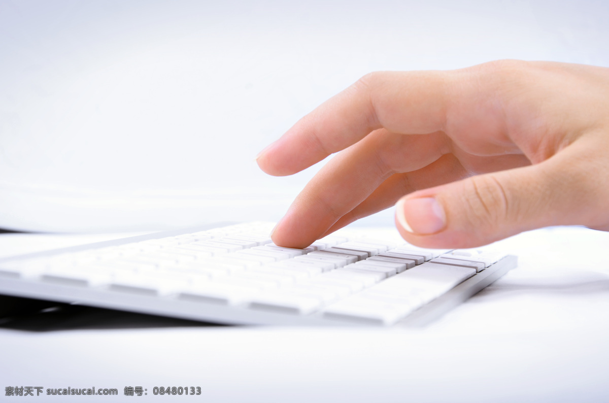 键盘 手指 按键盘的手指 手机 智能手机 电脑键盘 办公 商务人士 职业人物 通讯网络 电脑科技 现代科技 现代商务 商务金融