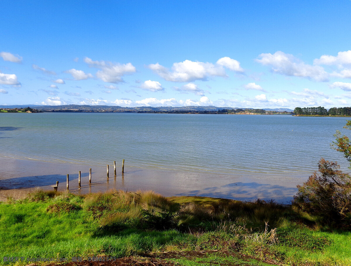 新西兰 海滨 自然风光 天空 蓝天 白云 云朵 远山 大海 海湾 海水 海滩 绿树丛 草地 风光 自然景观 山水风景