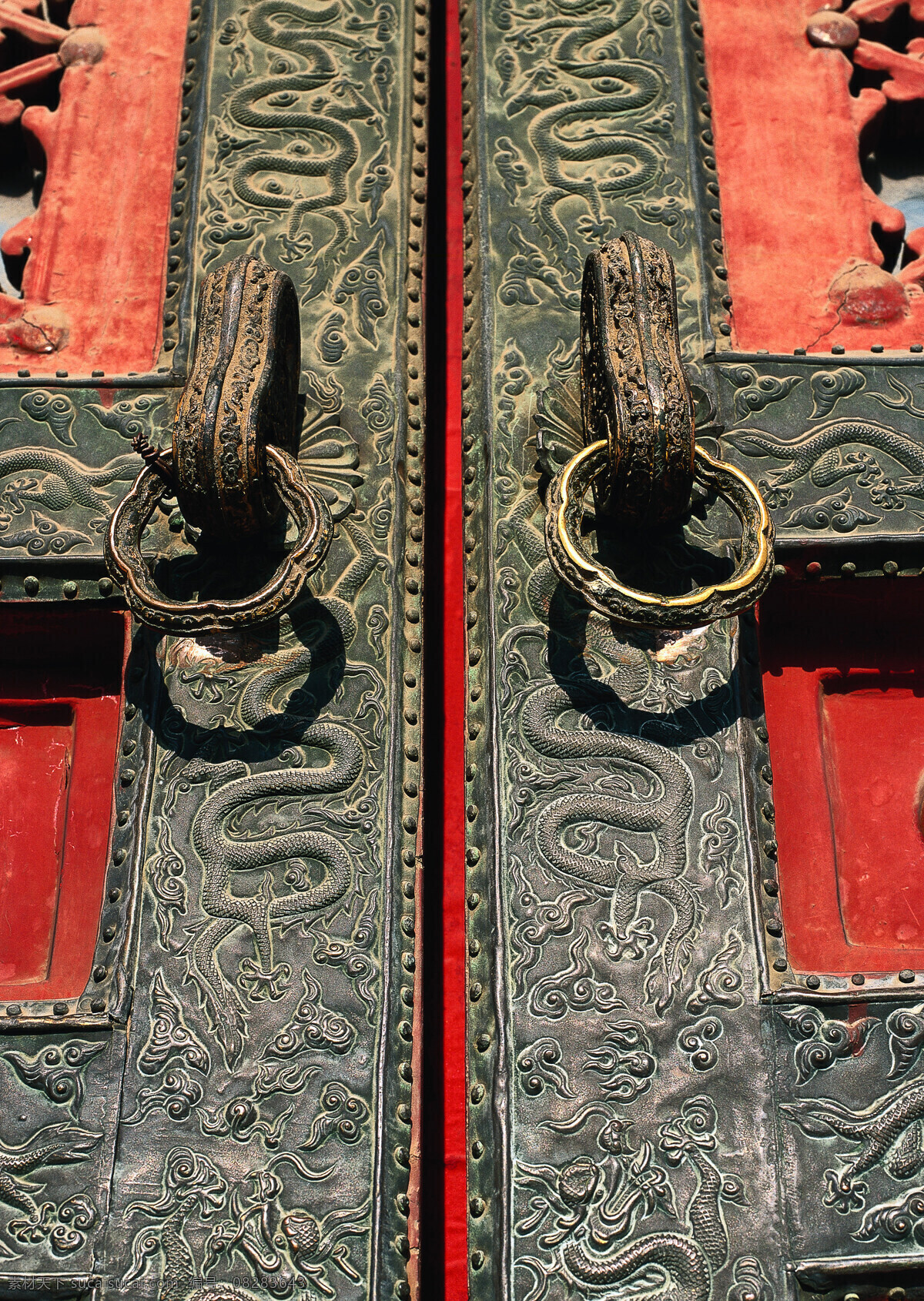 高分辩率图 浮雕 大门 门把 龙雕 传统大门 文化艺术 传统文化 摄影图库 浮雕图片