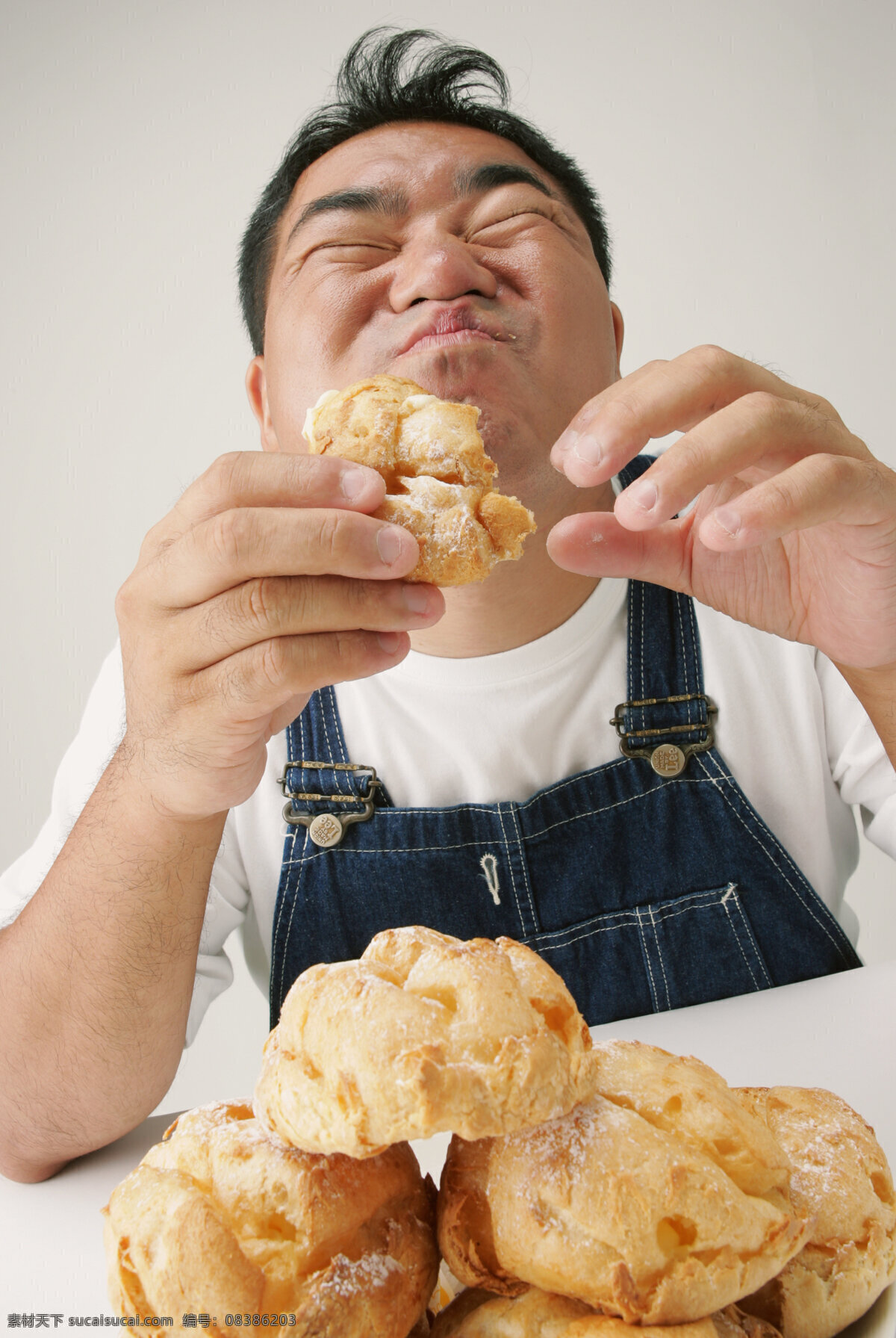 正在 吃 泡 芙 男人 食物 美味 可口 诱人 闭眼 夸张表情 陶醉 开心 微笑 甜品 甜食 泡芙 奶油 生活人物 人物图片