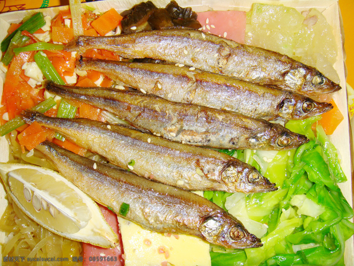 多春鱼饭 鱼儿 辣椒 青菜 传统美食 餐饮美食
