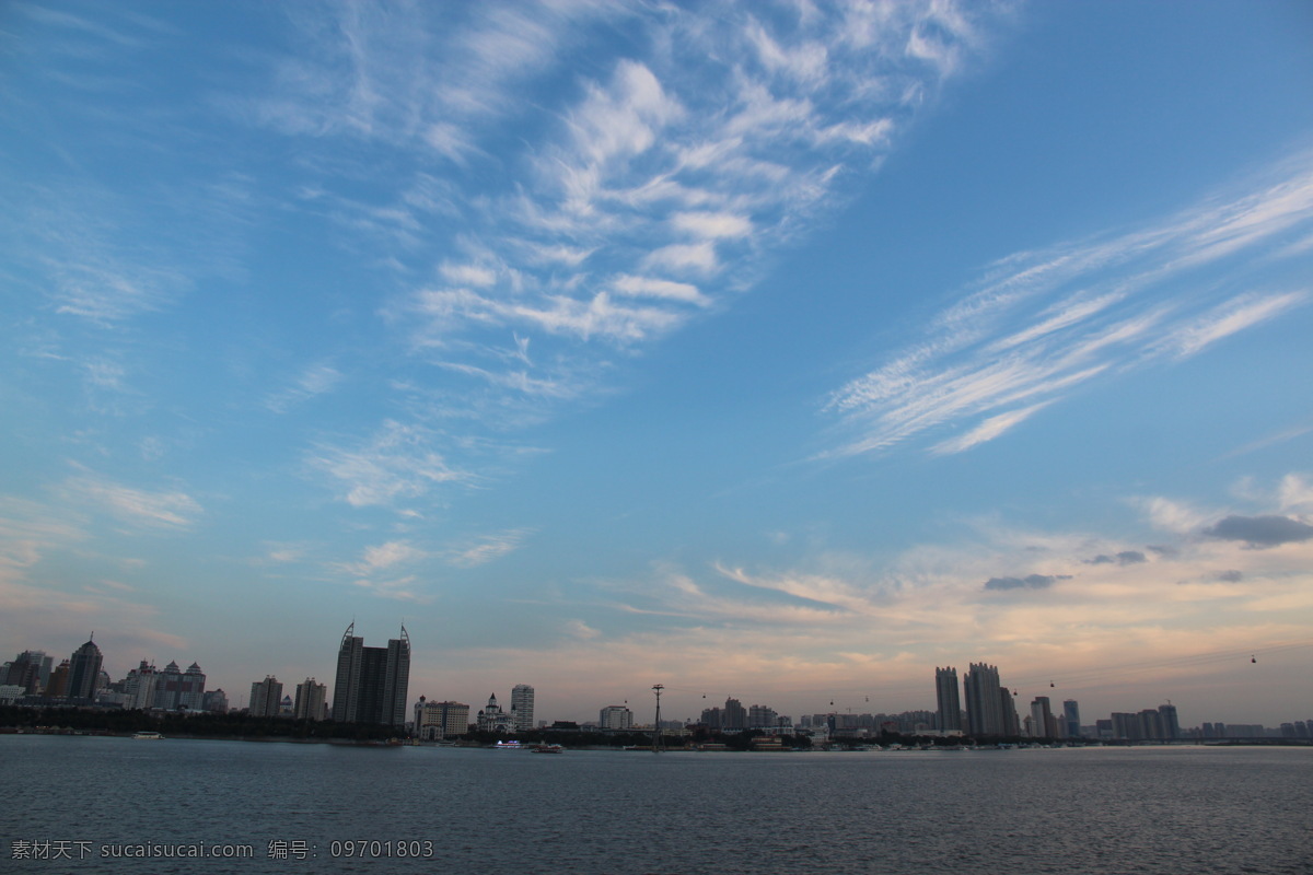 哈尔滨松花江 哈尔滨 松花江 夕阳 江水 松花江畔 蓝天 城市 火烧云 国内旅游 旅游摄影 蓝色