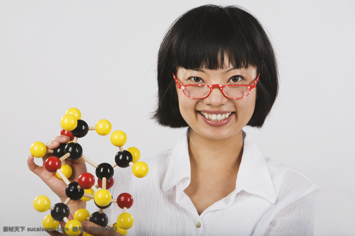 手 化学 分子式 模型 女人 女性 科研 科技 科学家 塑料模型 微笑 美女图片 人物图片