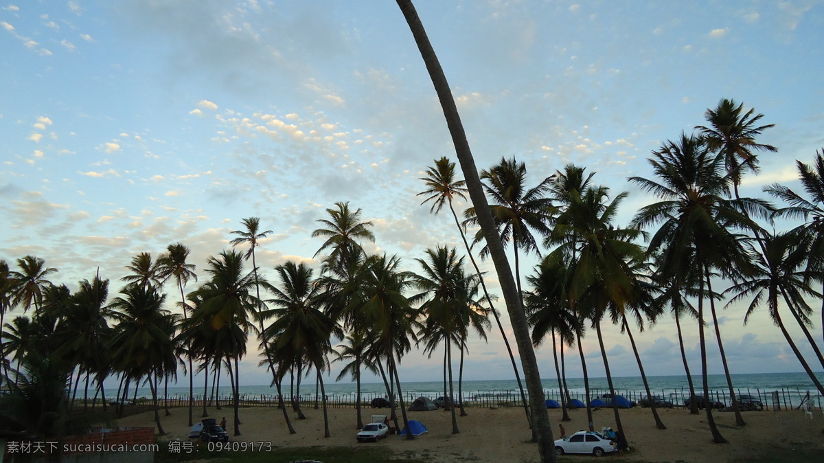 大海 度假 风景 蓝天 旅游 汽车 沙滩 山水风景 椰林海滩 椰树 帐篷 游客 休闲 热带风情 自然景观 psd源文件
