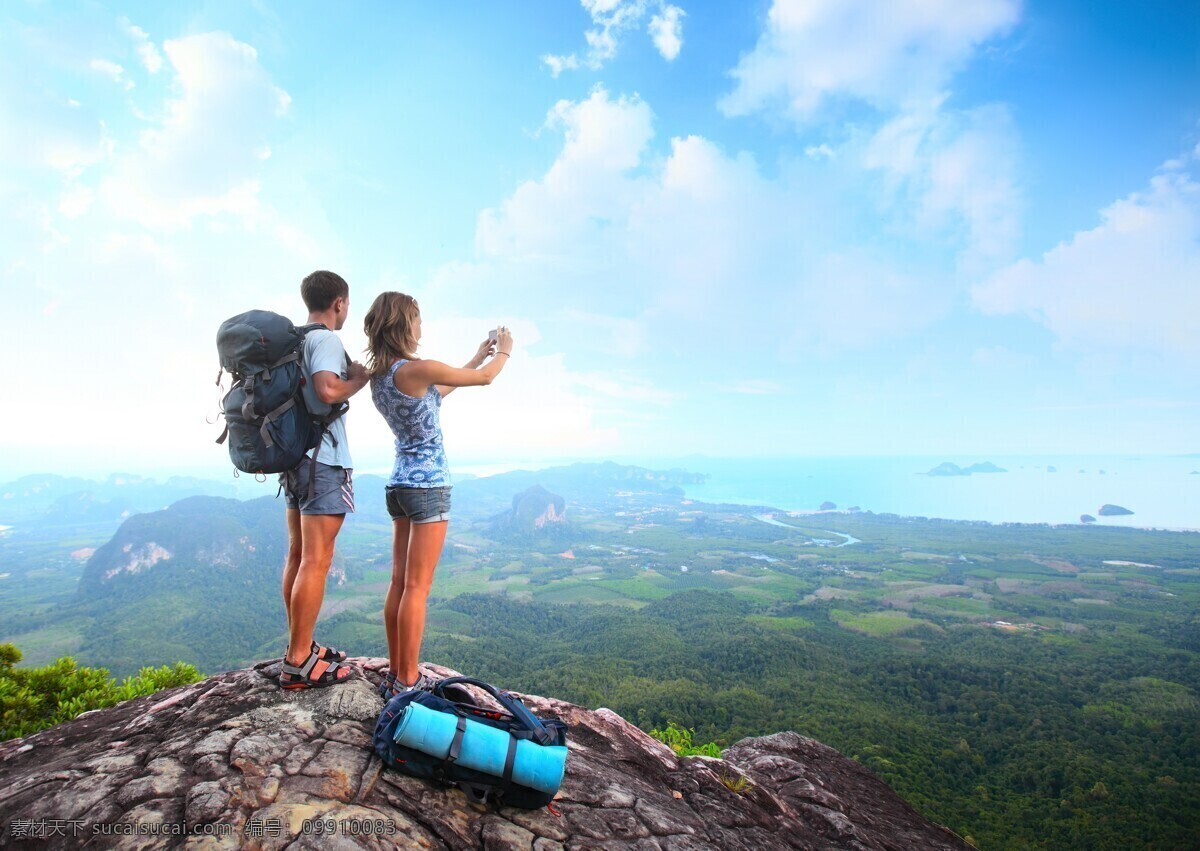 登高望远 行走 海洋 海边风情 运动 登山 情侣 背包 旅行 风景 天空 云彩 蓝天 山林 大海 海景 日常生活 人物图库
